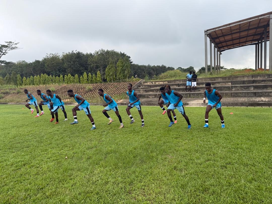 Échauffement des joueurs de MEA FC sur le terrain