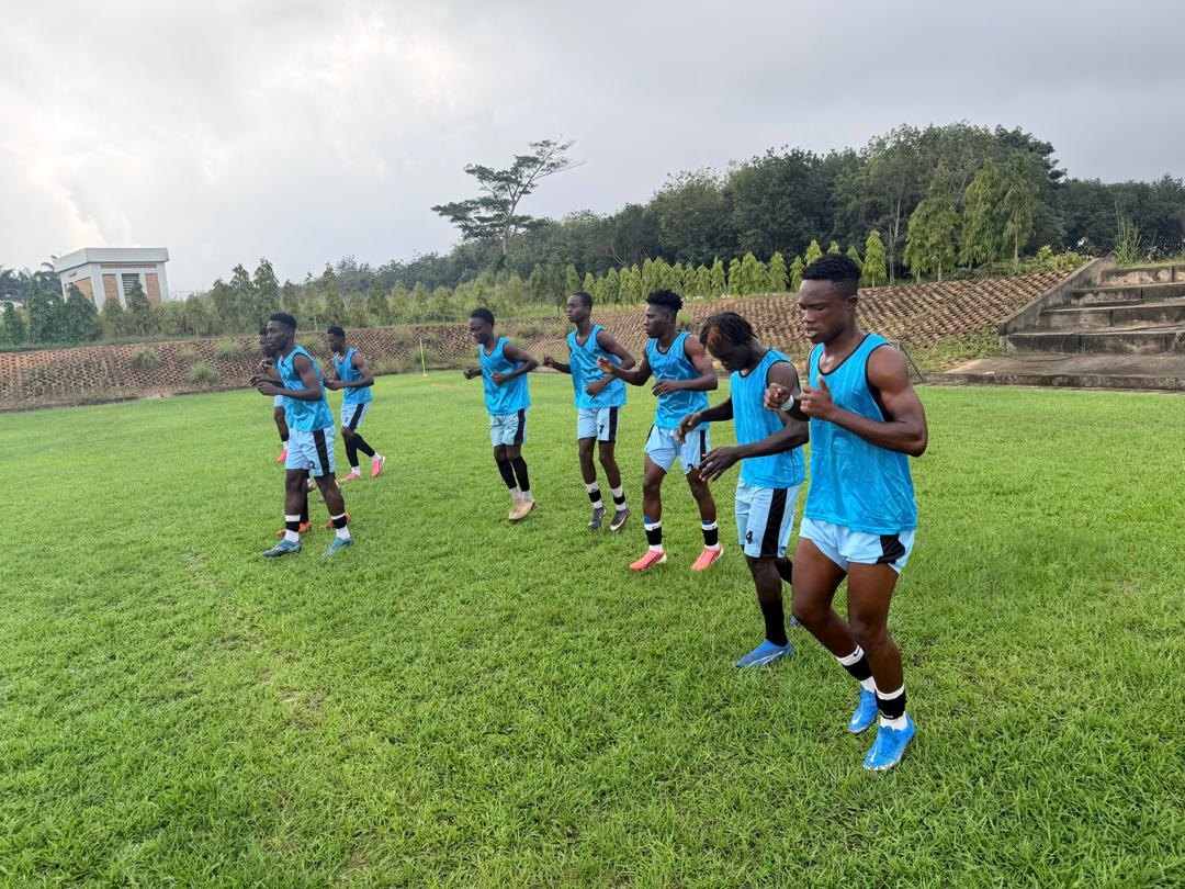 Joueurs de MEA FC à l’entraînement